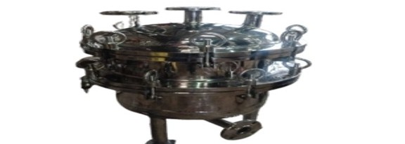 Reactor top assembly with nozzles